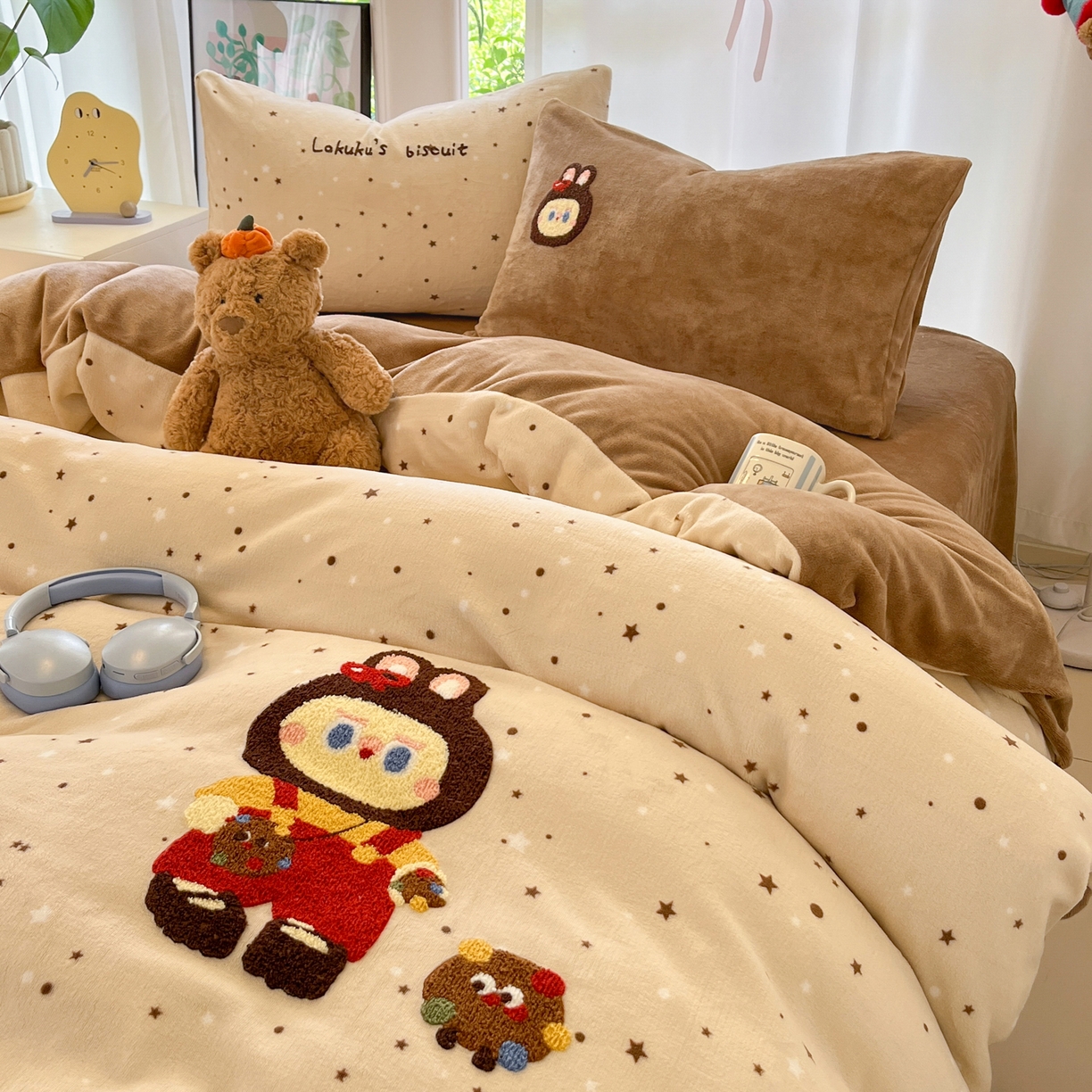 91家纺网 家纺一手货源 找家纺 如一 2025新款卡通毛巾绣系列牛奶绒四件套第一批 拉布饼干