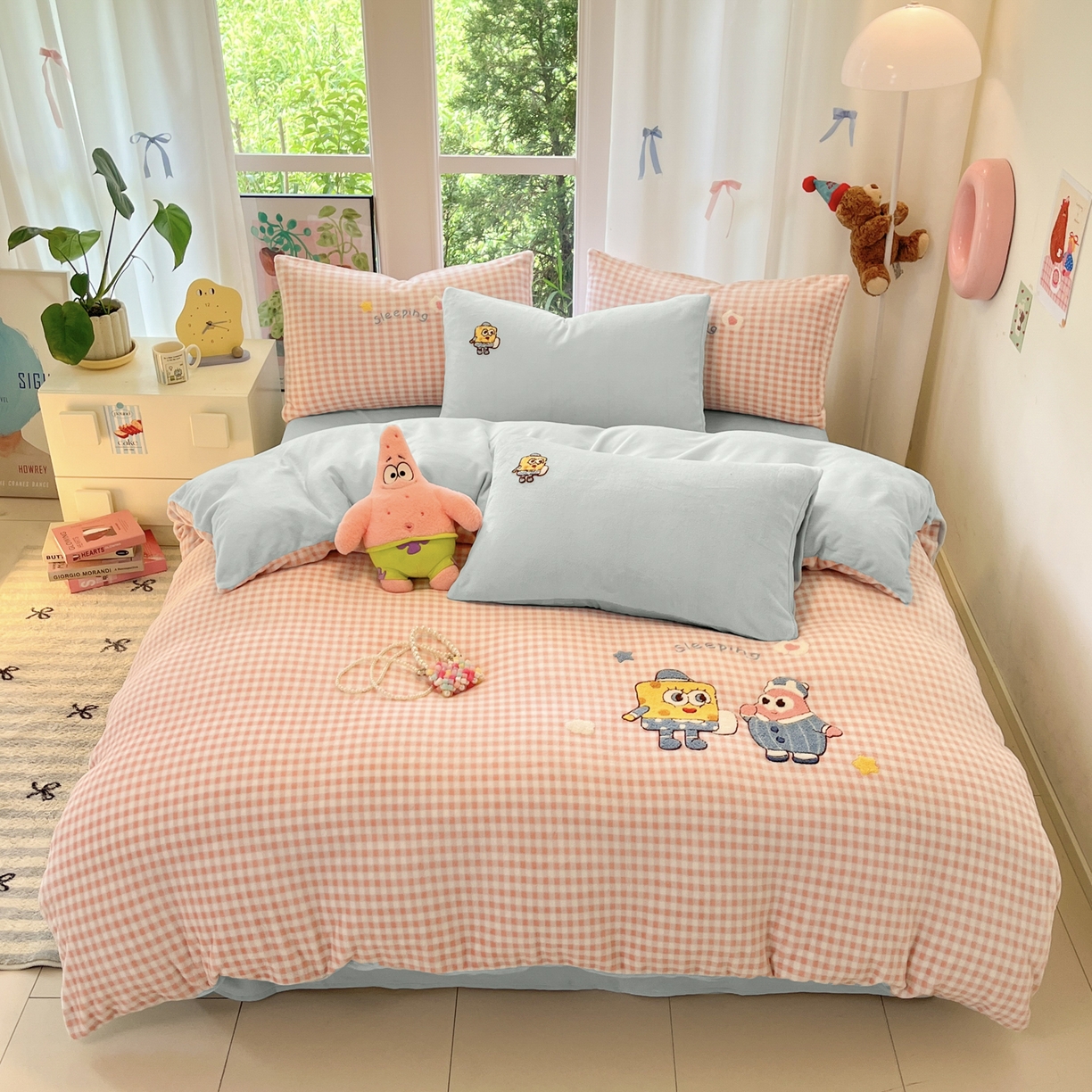 91家纺网 家纺一手货源 找家纺 如一 2025新款卡通毛巾绣系列牛奶绒四件套第一批 海绵宝宝