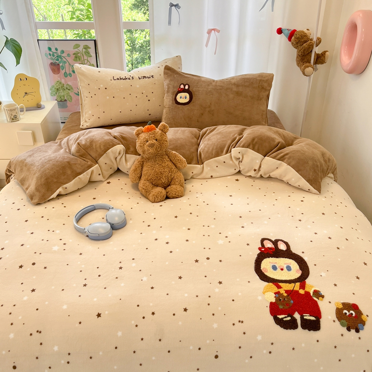 91家纺网 家纺一手货源 找家纺 如一 2025新款卡通毛巾绣系列牛奶绒四件套第一批 拉布饼干