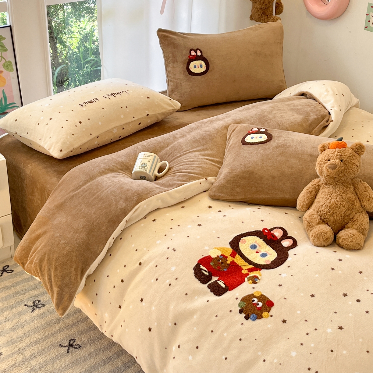 91家纺网 家纺一手货源 找家纺 如一 2025新款卡通毛巾绣系列牛奶绒四件套第一批 拉布饼干