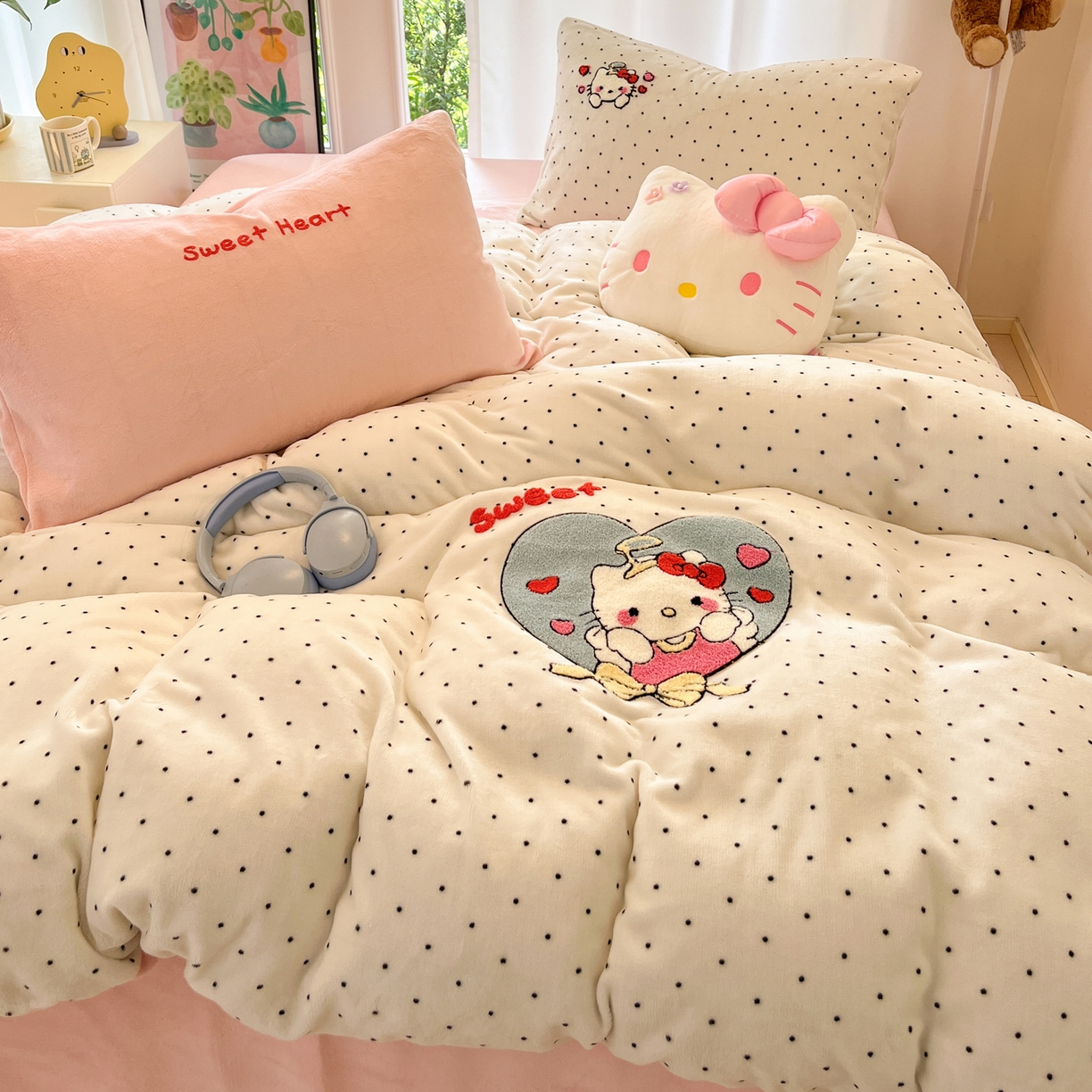 91家纺网 家纺一手货源 找家纺 如一 2025新款卡通毛巾绣系列牛奶绒四件套第一批 爱心天使