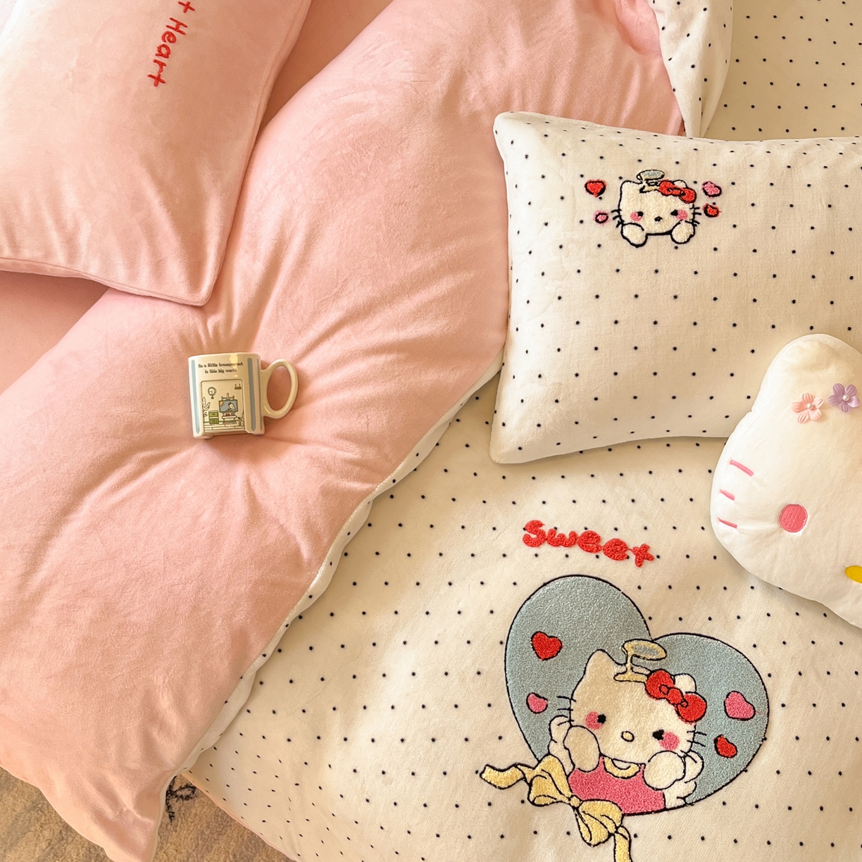 91家纺网 家纺一手货源 找家纺 如一 2025新款卡通毛巾绣系列牛奶绒四件套第一批 爱心天使