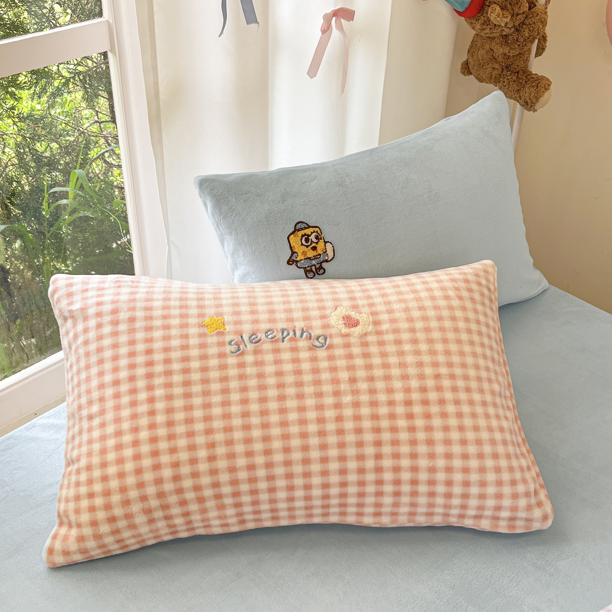 91家纺网 家纺一手货源 找家纺 如一 2025新款卡通毛巾绣系列牛奶绒四件套第一批 海绵宝宝