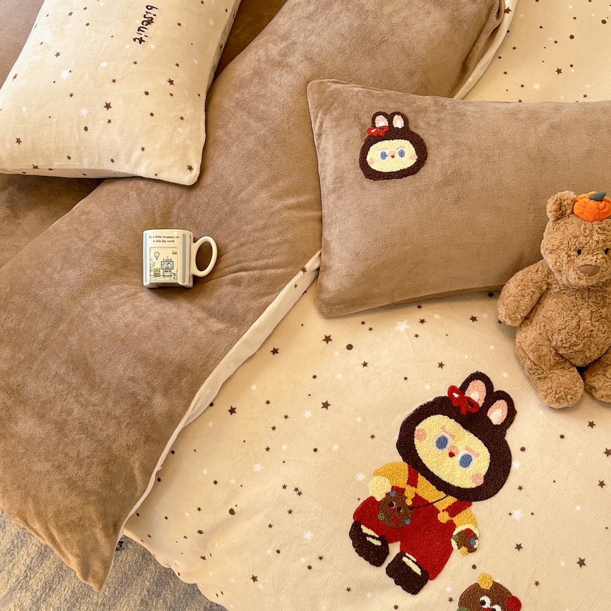 91家纺网 家纺一手货源 找家纺 如一 2025新款卡通毛巾绣系列牛奶绒四件套第一批 拉布饼干