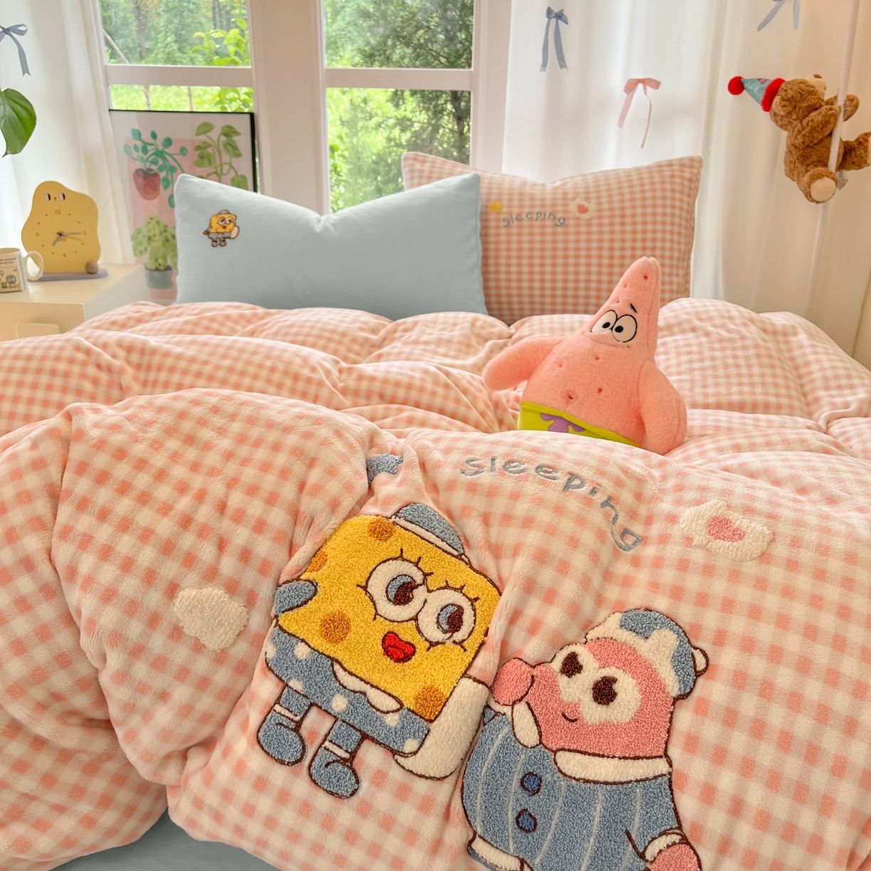 91家纺网 家纺一手货源 找家纺 如一 2025新款卡通毛巾绣系列牛奶绒四件套第一批 海绵宝宝