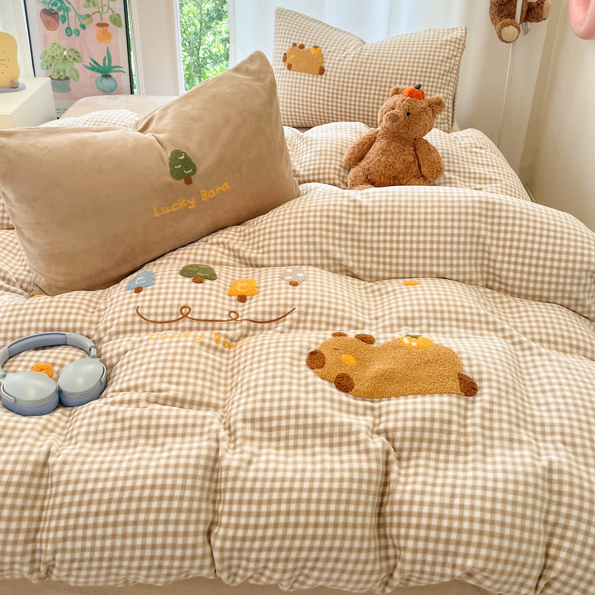 91家纺网 家纺一手货源 找家纺 如一 2025新款卡通毛巾绣系列牛奶绒四件套第一批 卡皮柿子