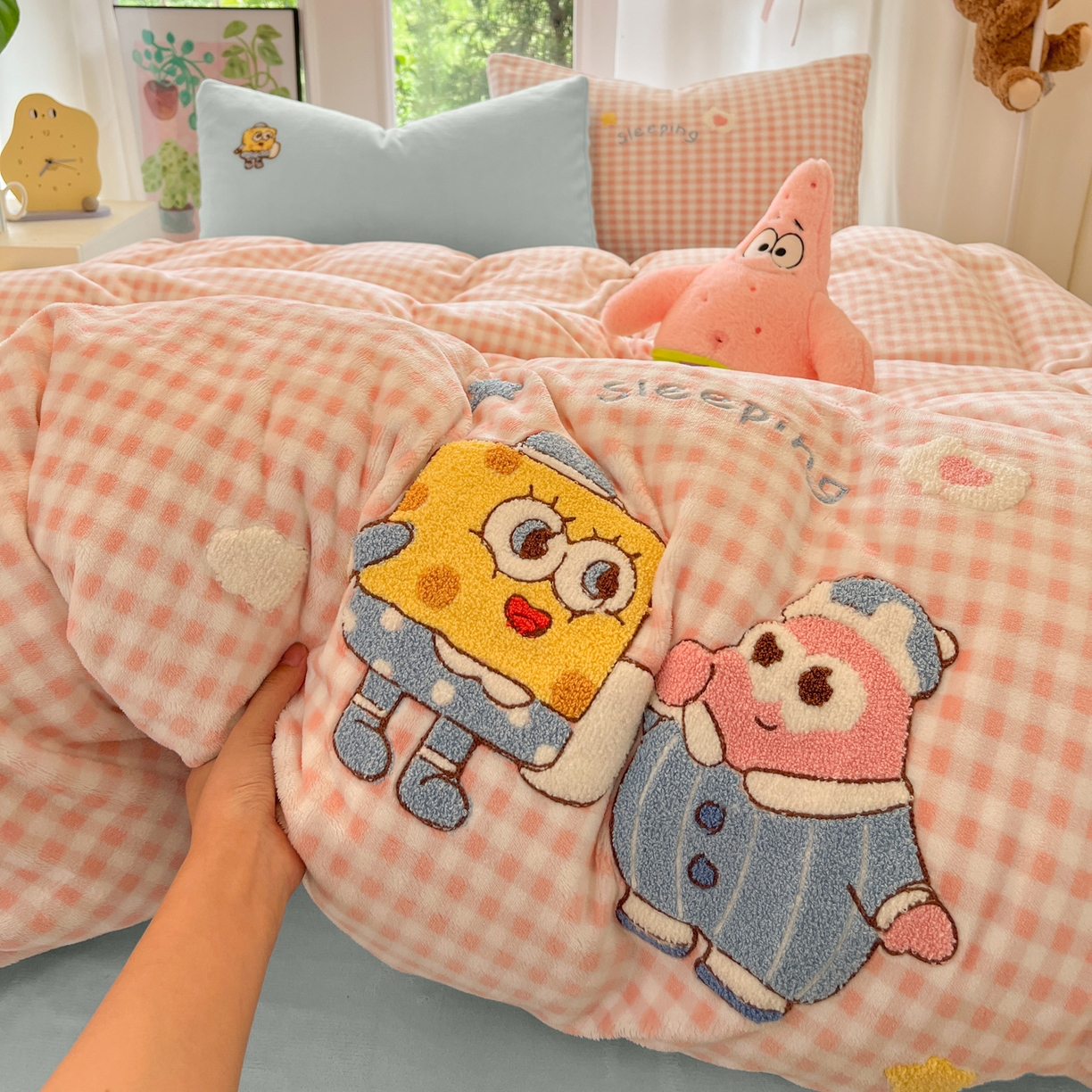 91家纺网 家纺一手货源 找家纺 如一 2025新款卡通毛巾绣系列牛奶绒四件套第一批 海绵宝宝