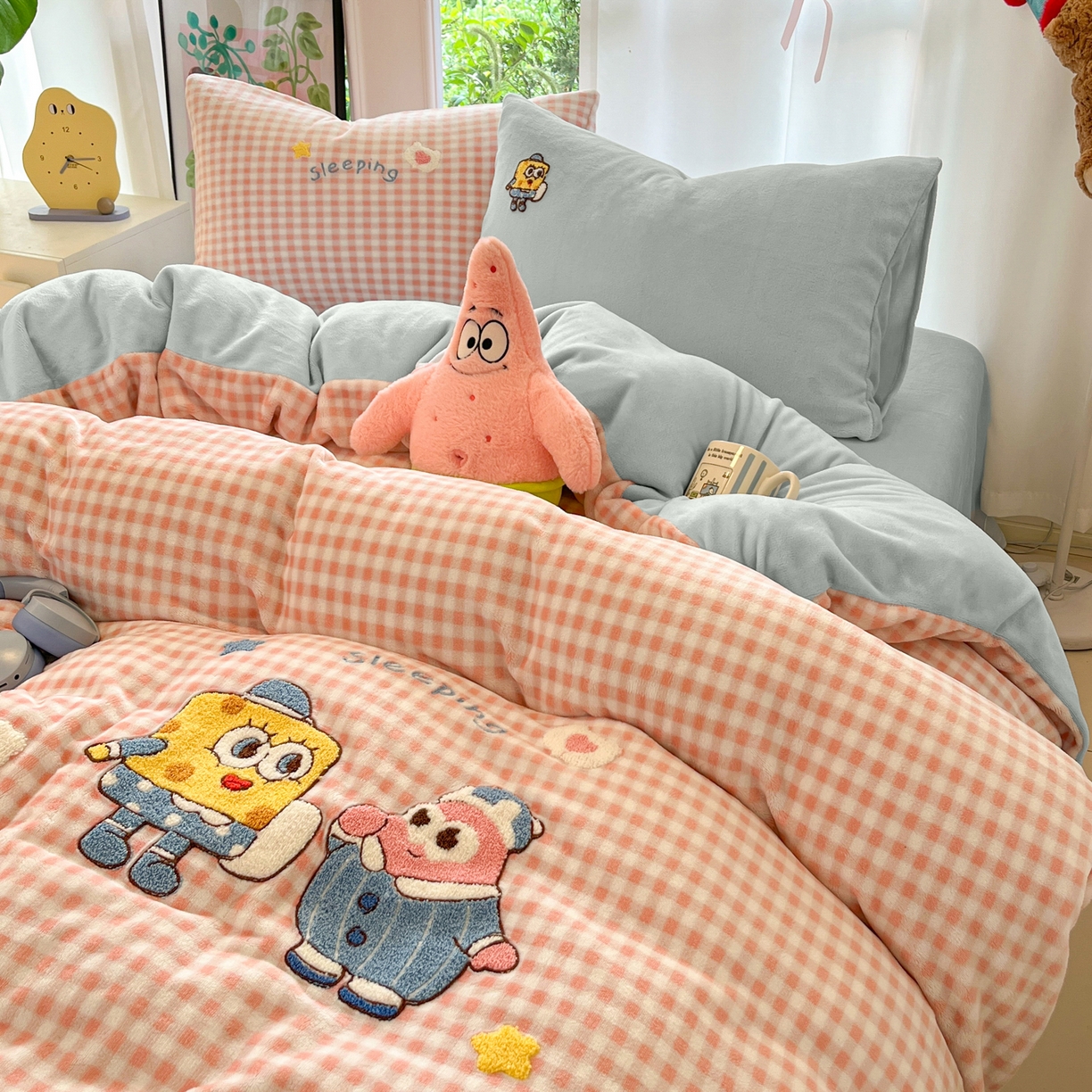 91家纺网 家纺一手货源 找家纺 如一 2025新款卡通毛巾绣系列牛奶绒四件套第一批 海绵宝宝