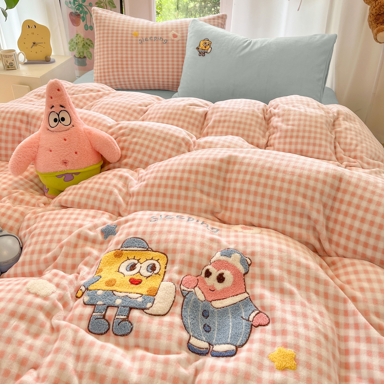 91家纺网 家纺一手货源 找家纺 如一 2025新款卡通毛巾绣系列牛奶绒四件套第一批 海绵宝宝