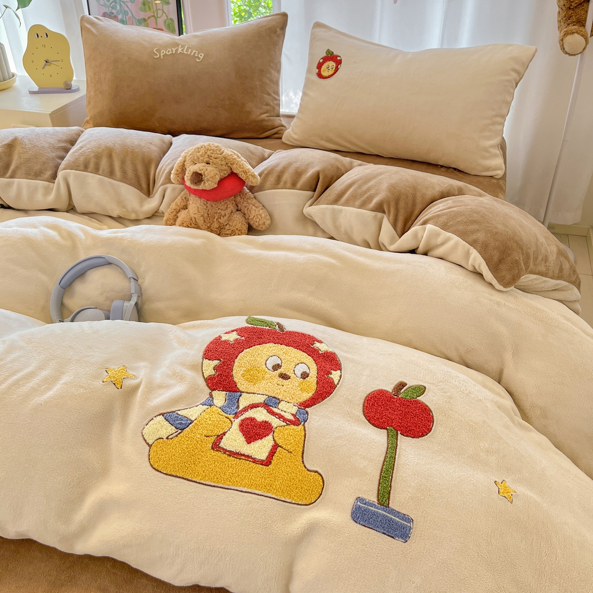 91家纺网 家纺一手货源 找家纺 如一 2025新款卡通毛巾绣系列牛奶绒四件套第一批 星星苹果