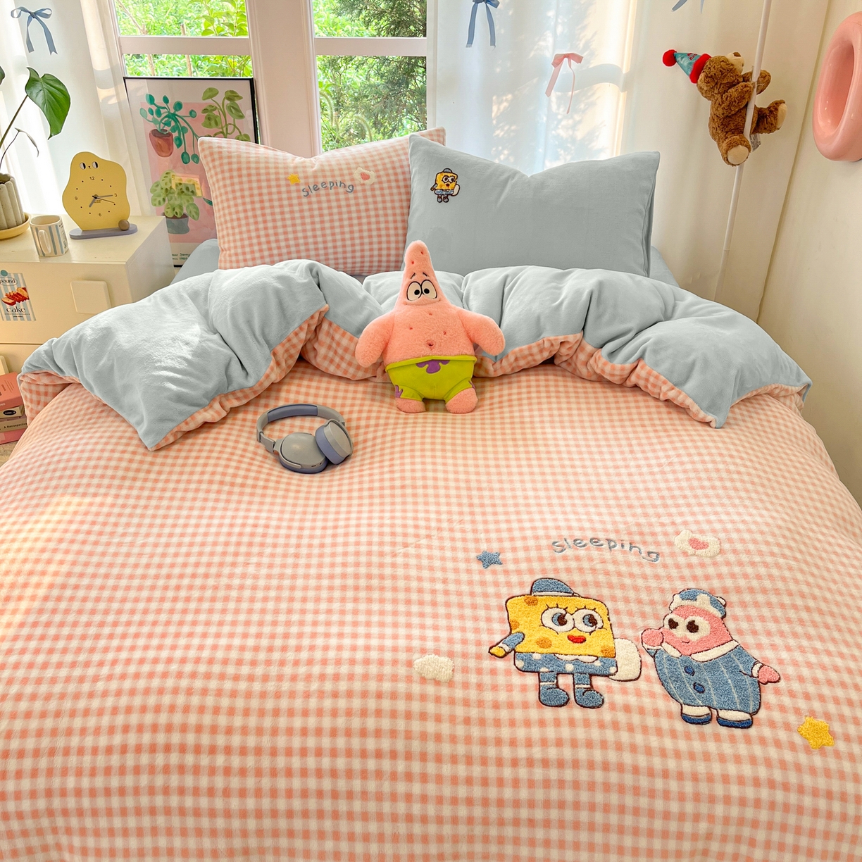 91家纺网 家纺一手货源 找家纺 如一 2025新款卡通毛巾绣系列牛奶绒四件套第一批 海绵宝宝