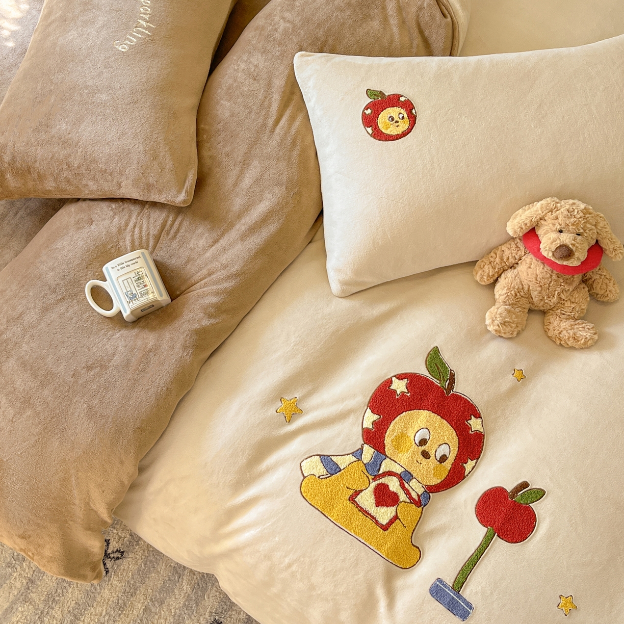 91家纺网 家纺一手货源 找家纺 如一 2025新款卡通毛巾绣系列牛奶绒四件套第一批 星星苹果