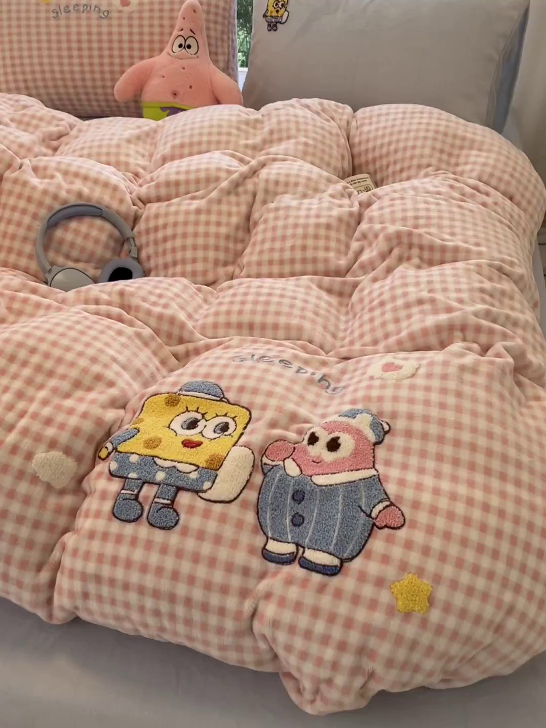 91家纺网 家纺一手货源 找家纺 如一 2025新款卡通毛巾绣系列牛奶绒四件套第一批 海绵宝宝