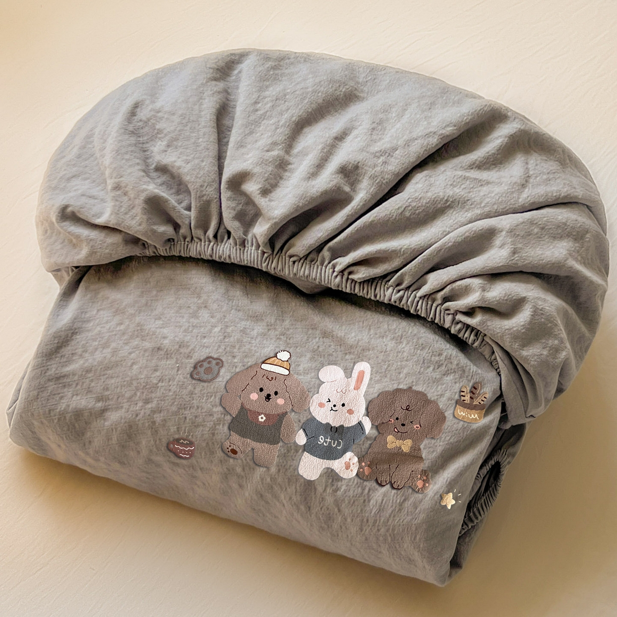 91家纺网 家纺一手货源 找家纺 漫仙阁家纺 2025新品云朵棉可爱风卡通烫画单床笠枕套三件套 狗狗家族