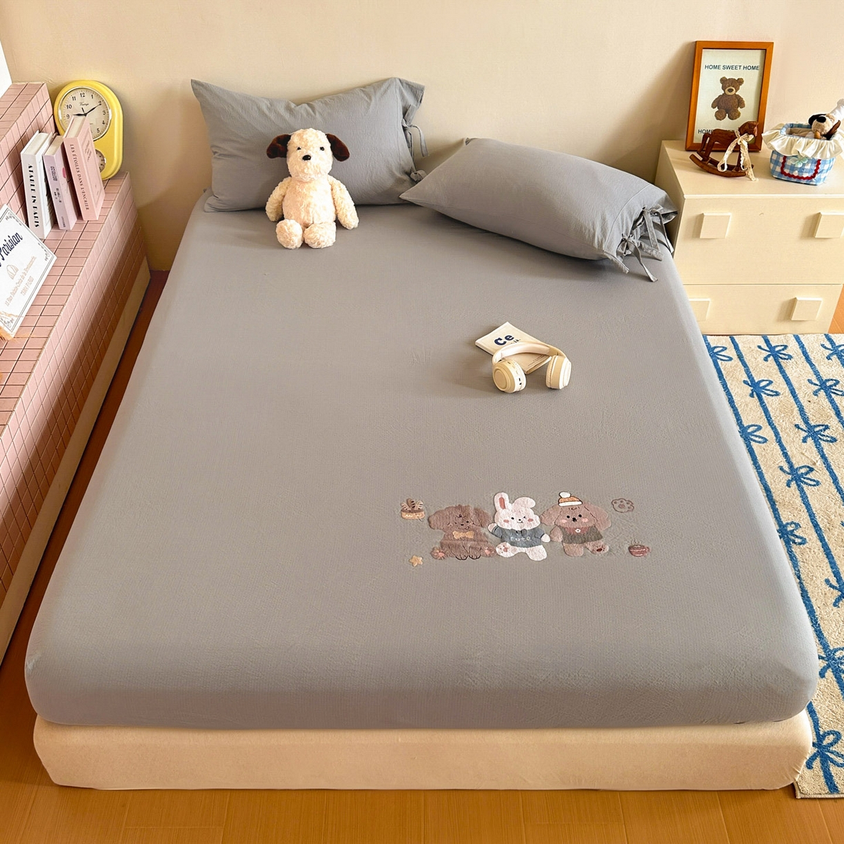 91家纺网 家纺一手货源 找家纺 漫仙阁家纺 2025新品云朵棉可爱风卡通烫画单床笠枕套三件套 狗狗家族