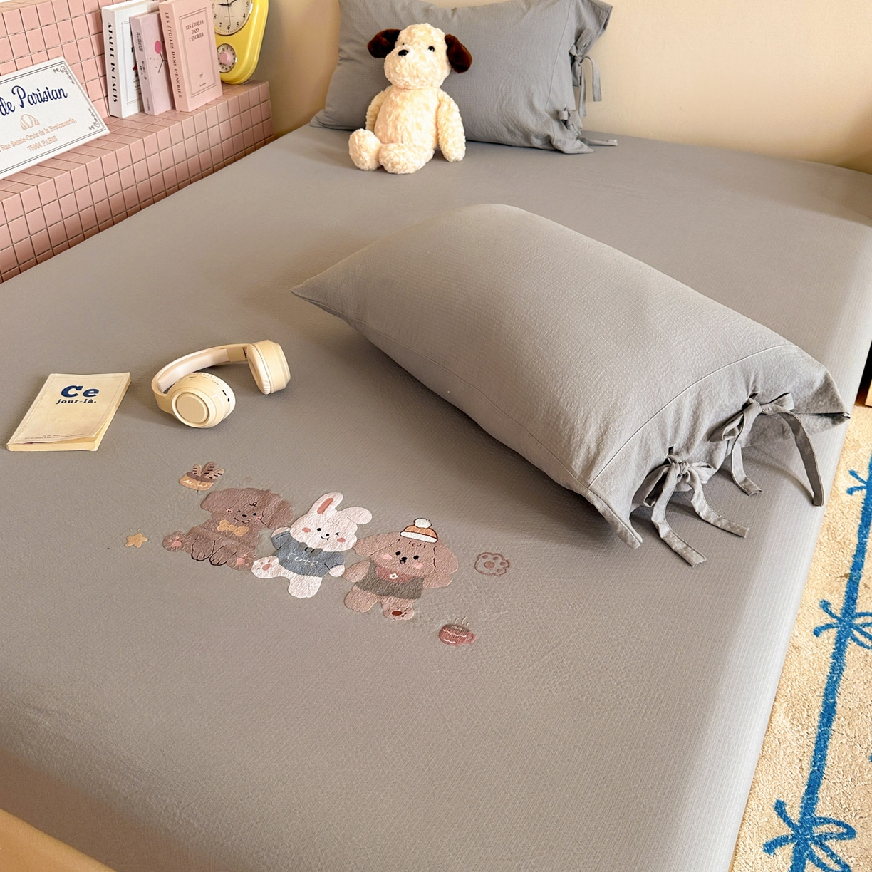 91家纺网 家纺一手货源 找家纺 漫仙阁家纺 2025新品云朵棉可爱风卡通烫画单床笠枕套三件套 狗狗家族