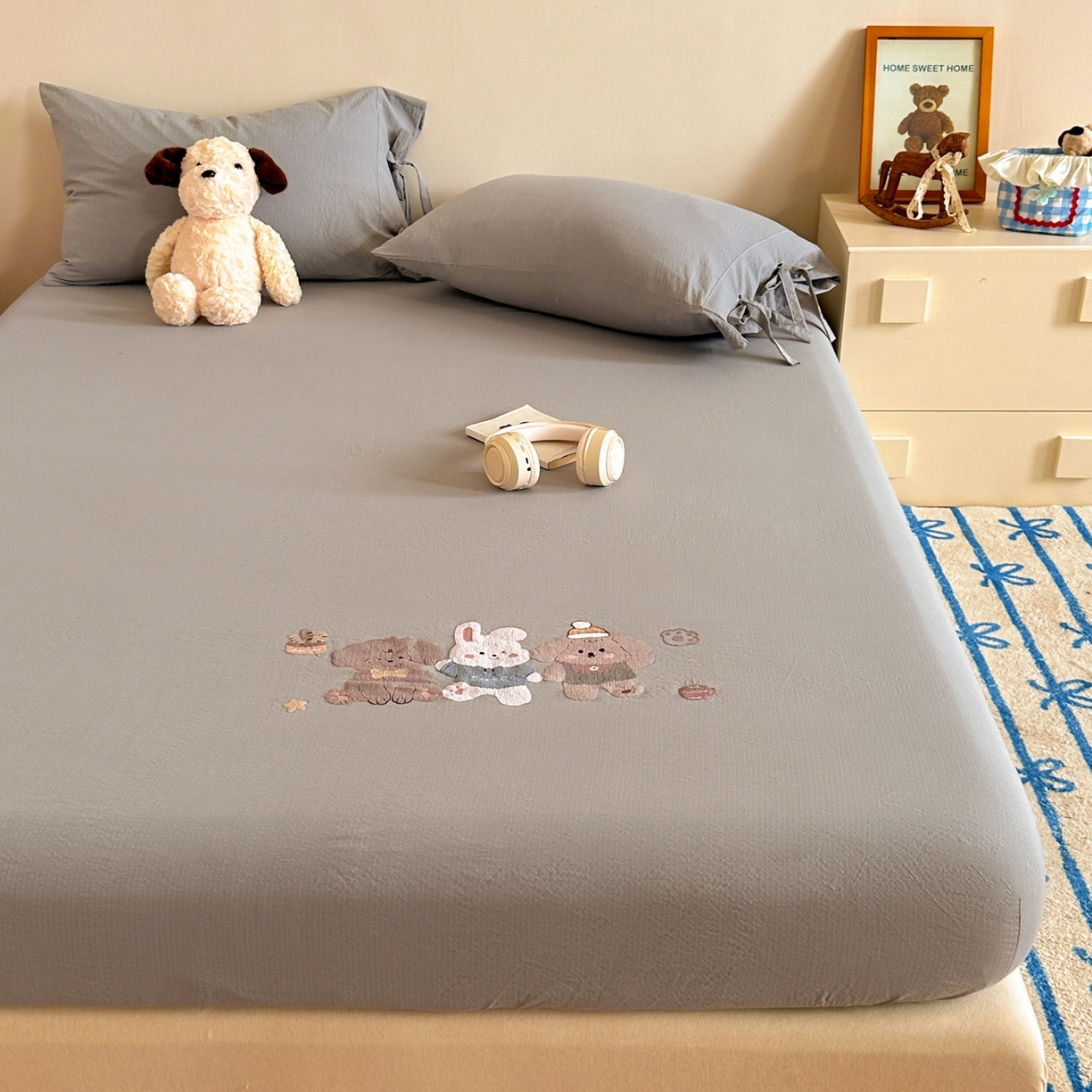 91家纺网 家纺一手货源 找家纺 漫仙阁家纺 2025新品云朵棉可爱风卡通烫画单床笠枕套三件套 狗狗家族