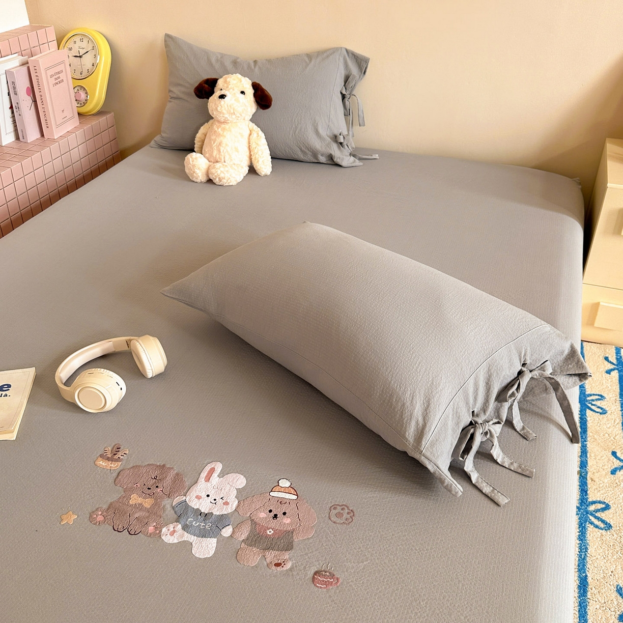 91家纺网 家纺一手货源 找家纺 漫仙阁家纺 2025新品云朵棉可爱风卡通烫画单床笠枕套三件套 狗狗家族