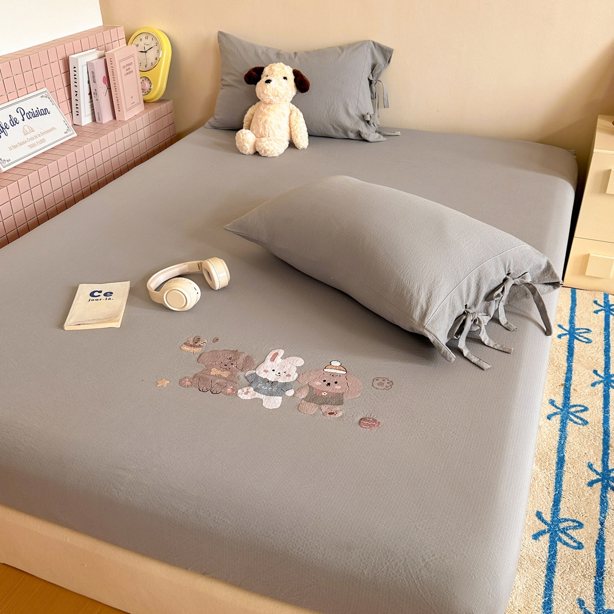 91家纺网 家纺一手货源 找家纺 漫仙阁家纺 2025新品云朵棉可爱风卡通烫画单床笠枕套三件套 狗狗家族