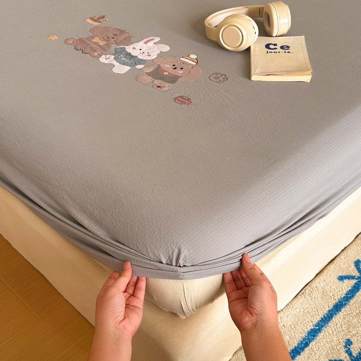 91家纺网 家纺一手货源 找家纺 漫仙阁家纺 2025新品云朵棉可爱风卡通烫画单床笠枕套三件套 狗狗家族