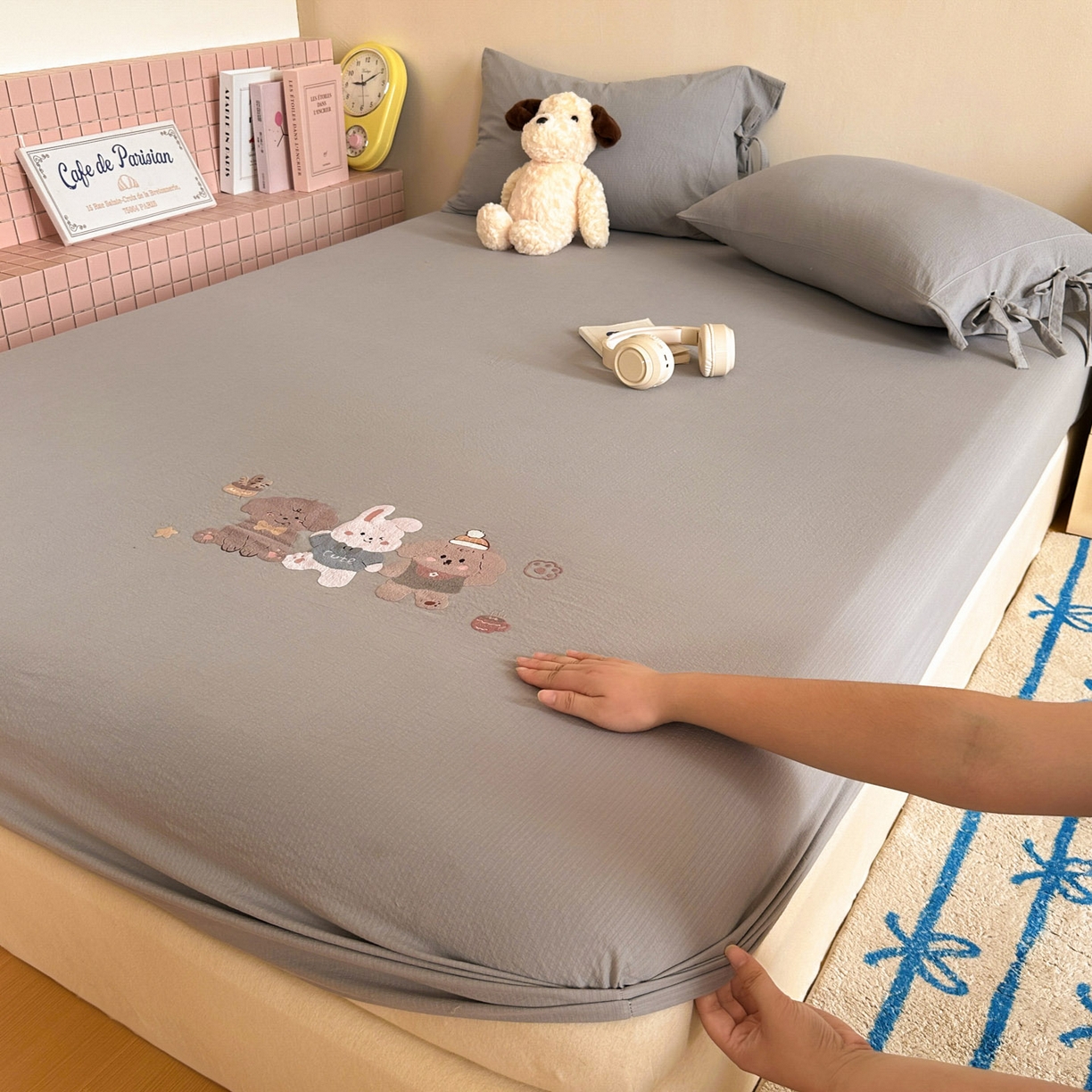 91家纺网 家纺一手货源 找家纺 漫仙阁家纺 2025新品云朵棉可爱风卡通烫画单床笠枕套三件套 狗狗家族