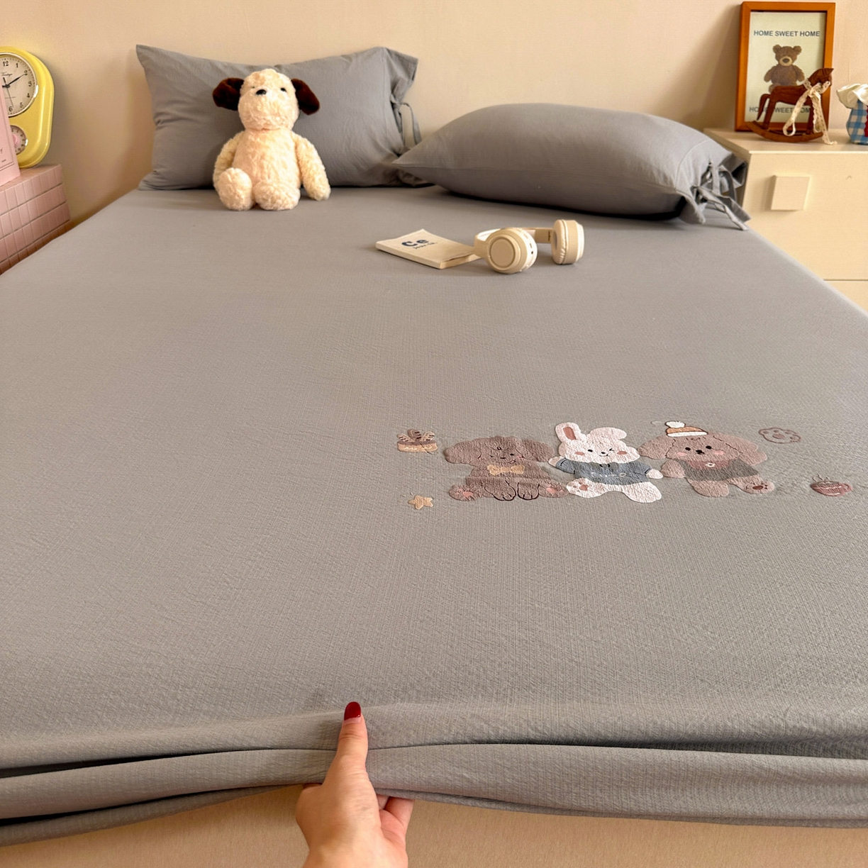 91家纺网 家纺一手货源 找家纺 漫仙阁家纺 2025新品云朵棉可爱风卡通烫画单床笠枕套三件套 狗狗家族