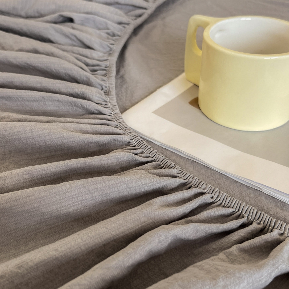 91家纺网 家纺一手货源 找家纺 漫仙阁家纺 2025新品云朵棉可爱风卡通烫画单床笠枕套三件套 狗狗家族