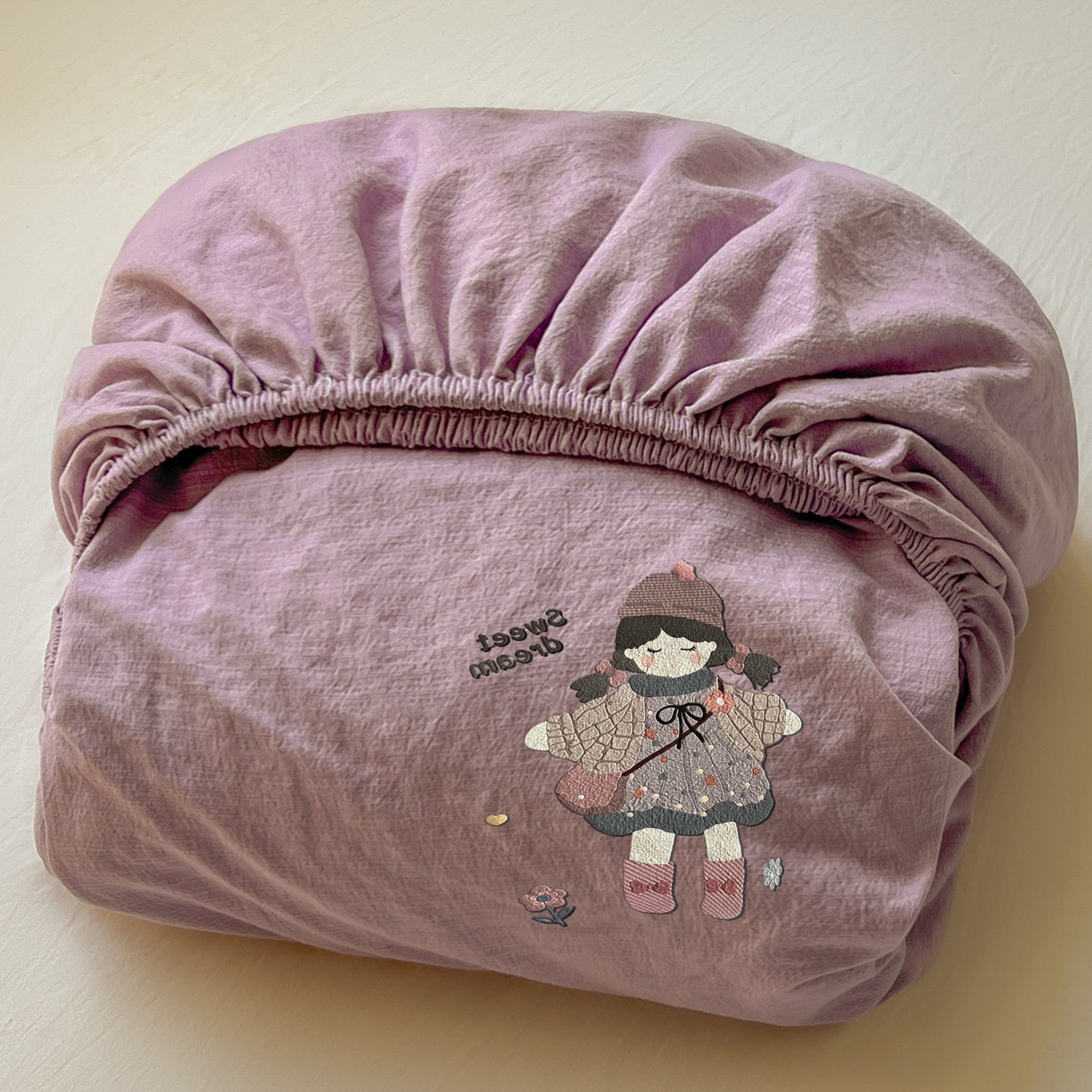 91家纺网 家纺一手货源 找家纺 漫仙阁家纺 2025新品云朵棉可爱风卡通烫画单床笠枕套三件套 邻家女孩