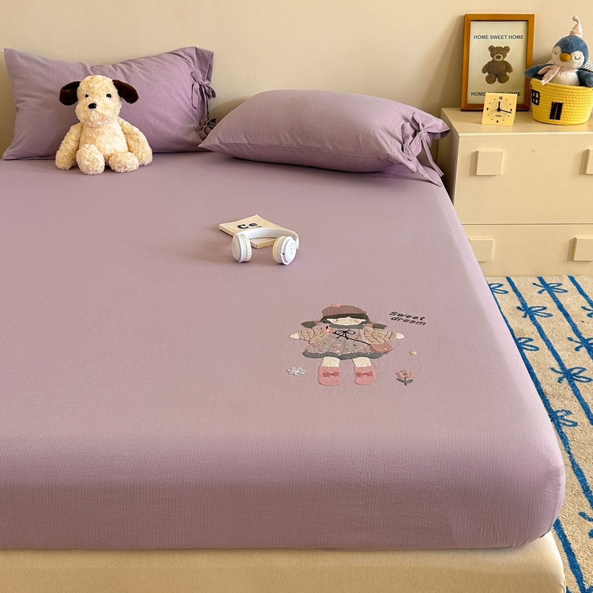 91家纺网 家纺一手货源 找家纺 漫仙阁家纺 2025新品云朵棉可爱风卡通烫画单床笠枕套三件套 邻家女孩