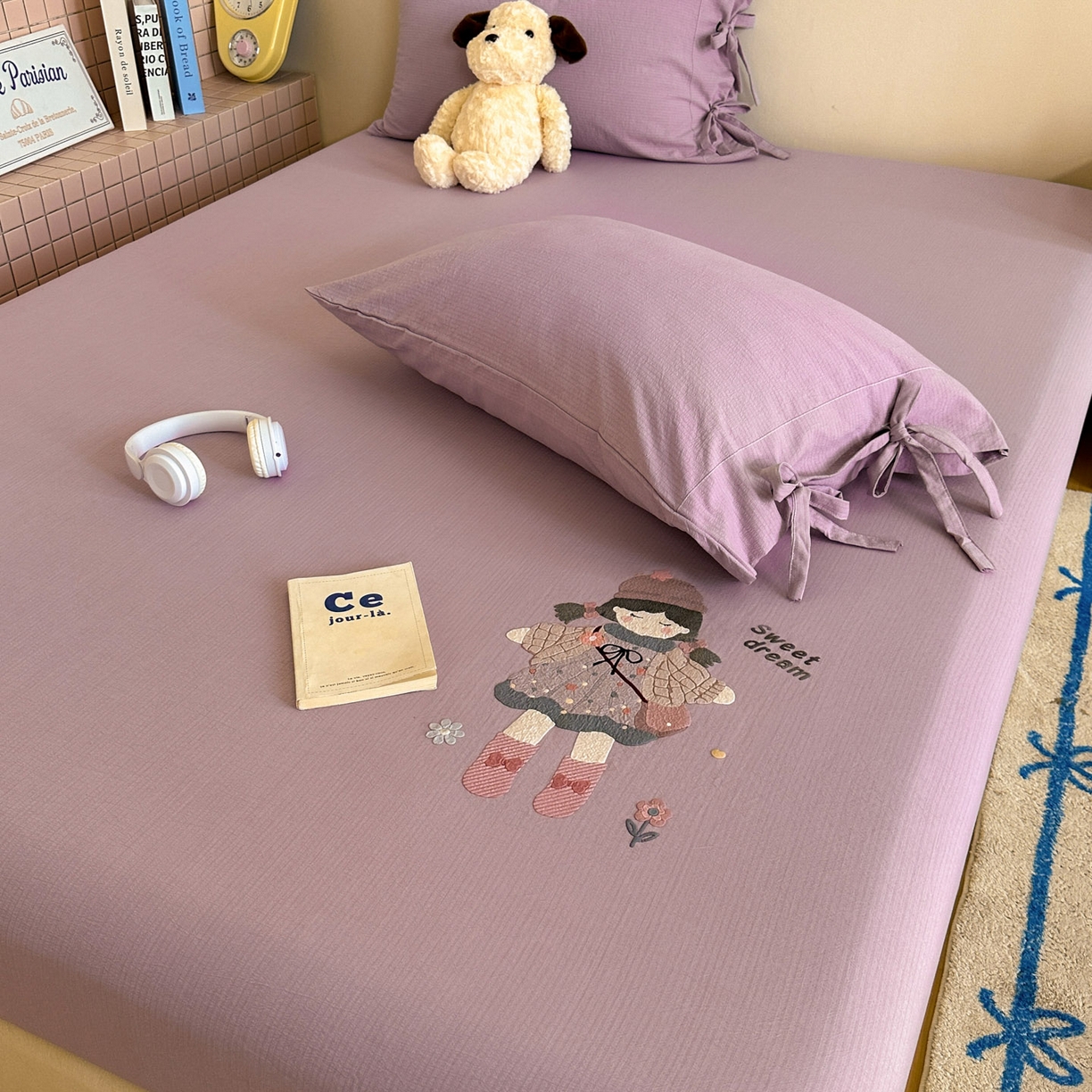 91家纺网 家纺一手货源 找家纺 漫仙阁家纺 2025新品云朵棉可爱风卡通烫画单床笠枕套三件套 邻家女孩