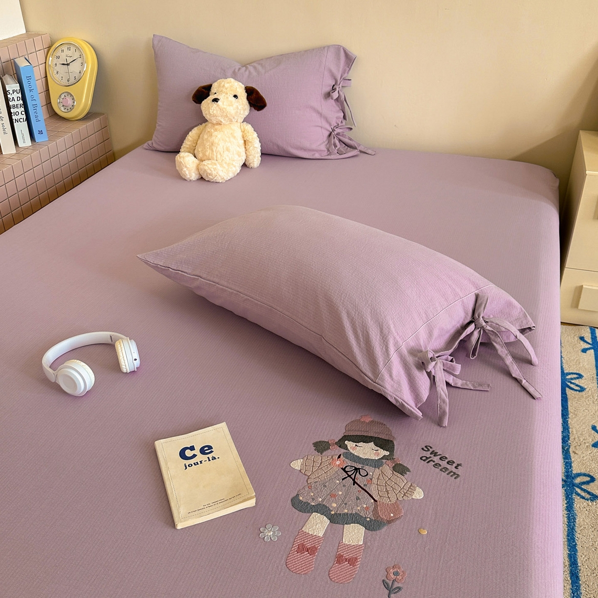 91家纺网 家纺一手货源 找家纺 漫仙阁家纺 2025新品云朵棉可爱风卡通烫画单床笠枕套三件套 邻家女孩