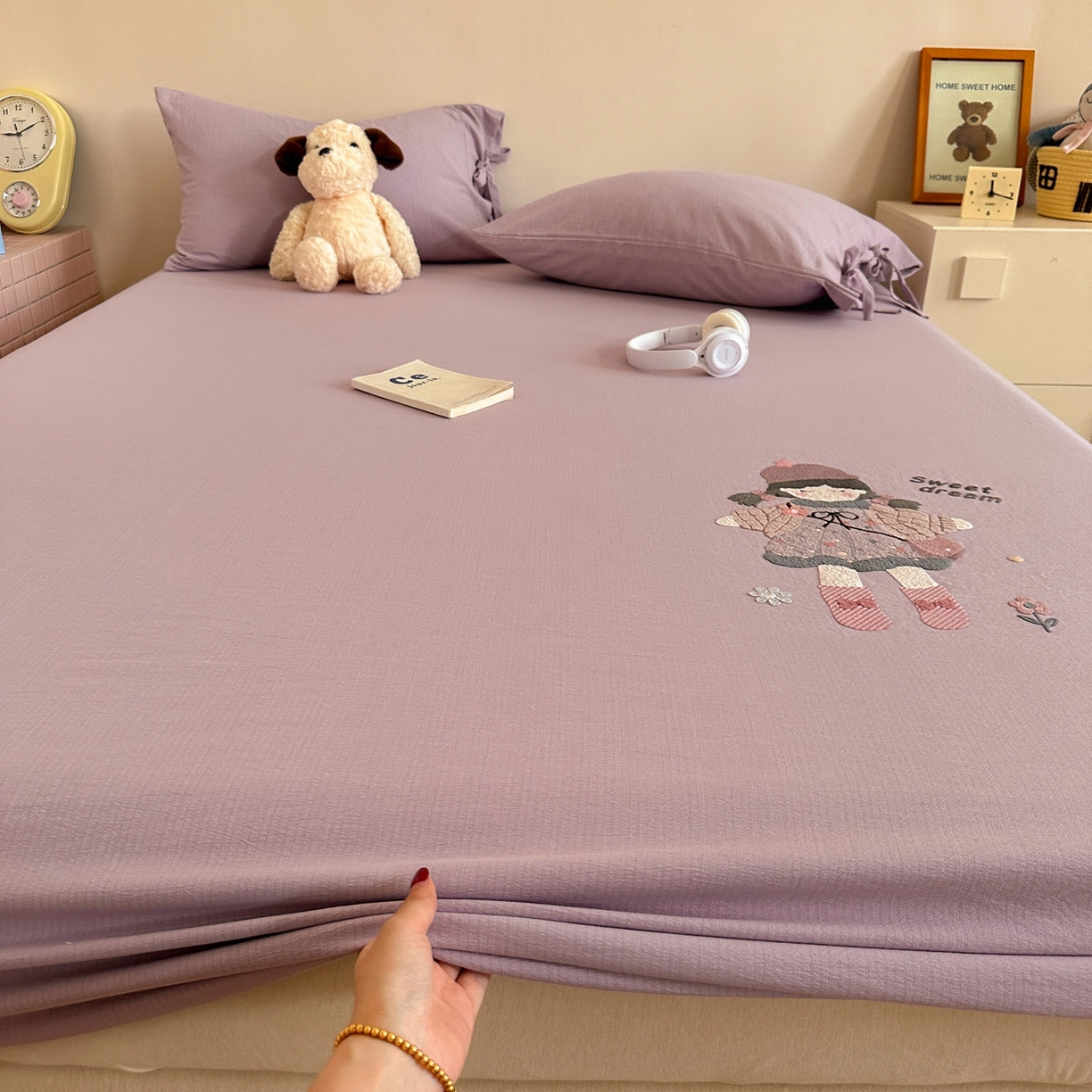 91家纺网 家纺一手货源 找家纺 漫仙阁家纺 2025新品云朵棉可爱风卡通烫画单床笠枕套三件套 邻家女孩