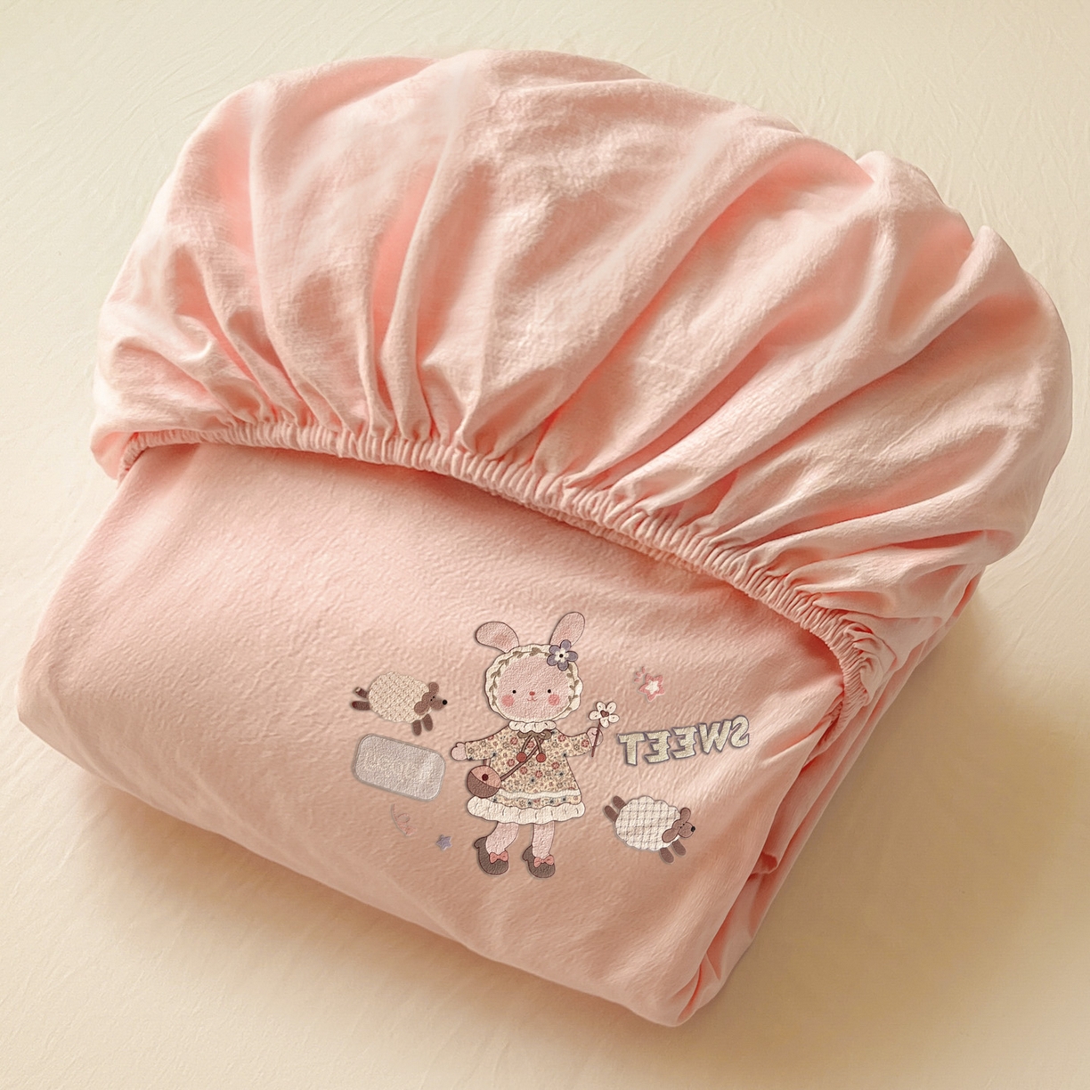 91家纺网 家纺一手货源 找家纺 漫仙阁家纺 2025新品云朵棉可爱风卡通烫画单床笠枕套三件套 兔小姐