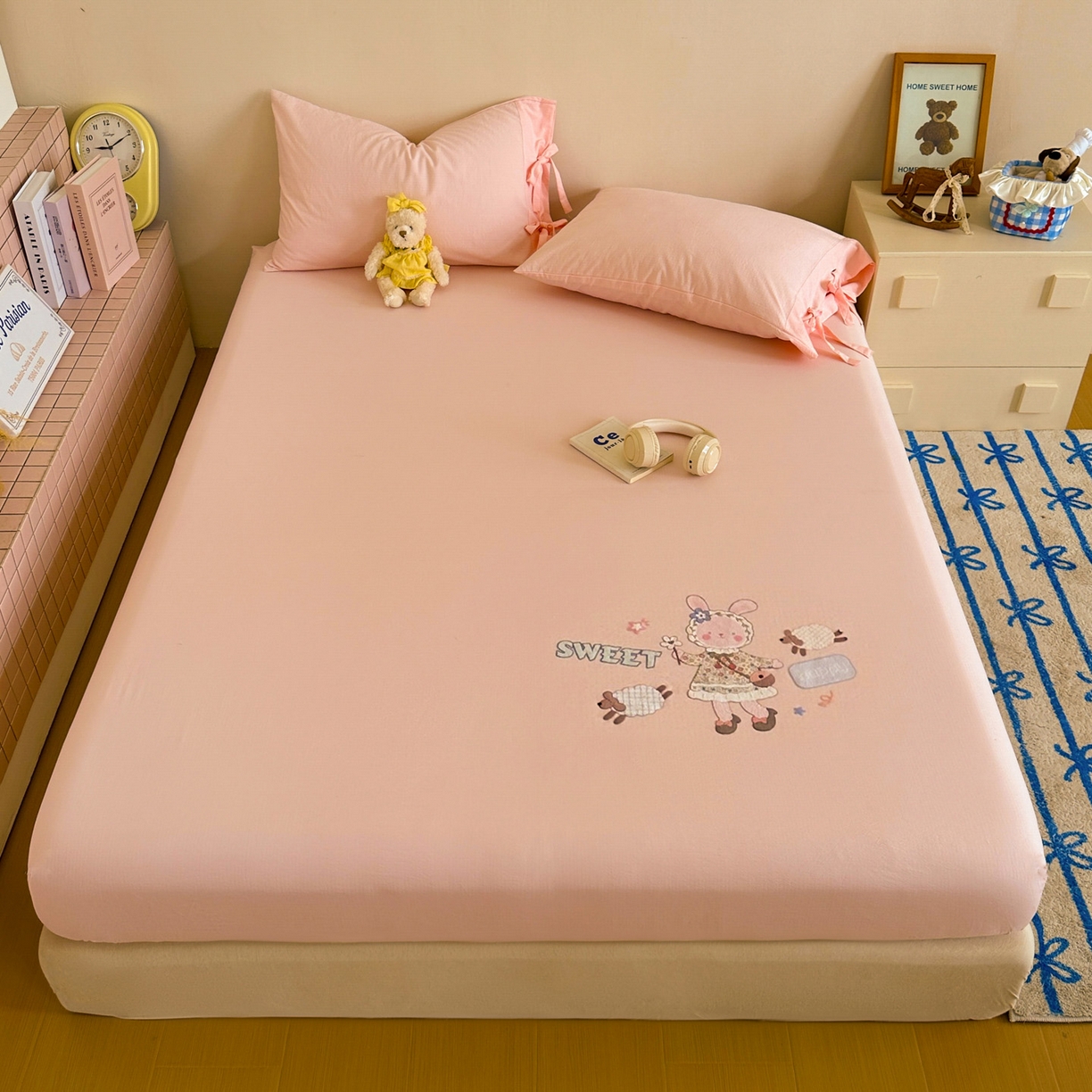 91家纺网 家纺一手货源 找家纺 漫仙阁家纺 2025新品云朵棉可爱风卡通烫画单床笠枕套三件套 兔小姐