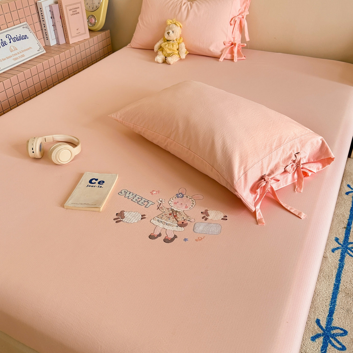 91家纺网 家纺一手货源 找家纺 漫仙阁家纺 2025新品云朵棉可爱风卡通烫画单床笠枕套三件套 兔小姐