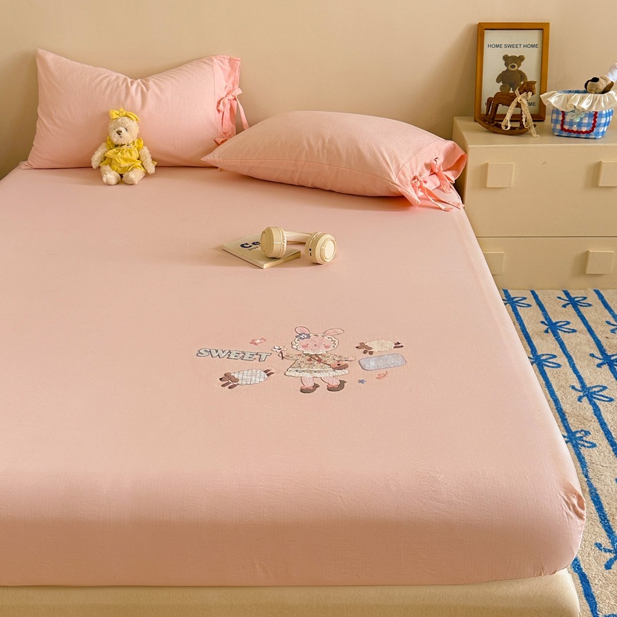 91家纺网 家纺一手货源 找家纺 漫仙阁家纺 2025新品云朵棉可爱风卡通烫画单床笠枕套三件套 兔小姐