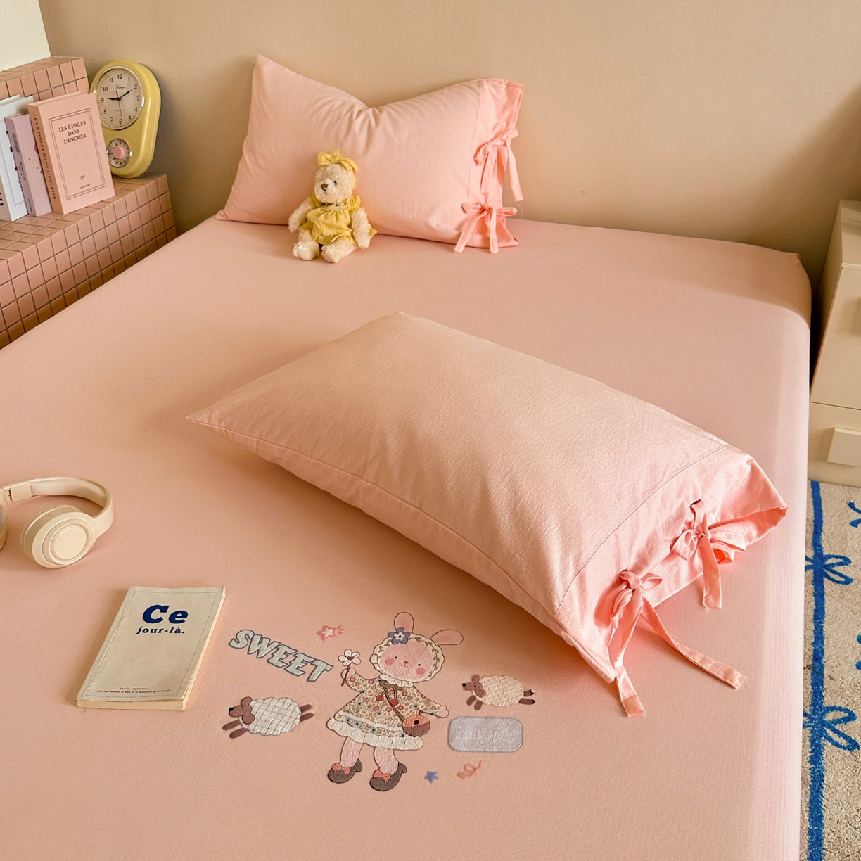 91家纺网 家纺一手货源 找家纺 漫仙阁家纺 2025新品云朵棉可爱风卡通烫画单床笠枕套三件套 兔小姐