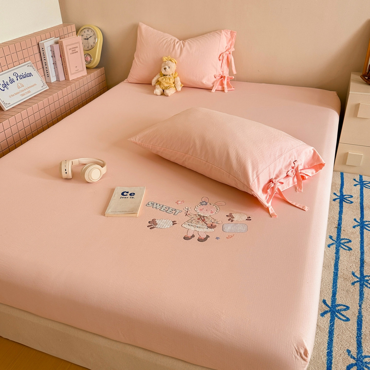 91家纺网 家纺一手货源 找家纺 漫仙阁家纺 2025新品云朵棉可爱风卡通烫画单床笠枕套三件套 兔小姐