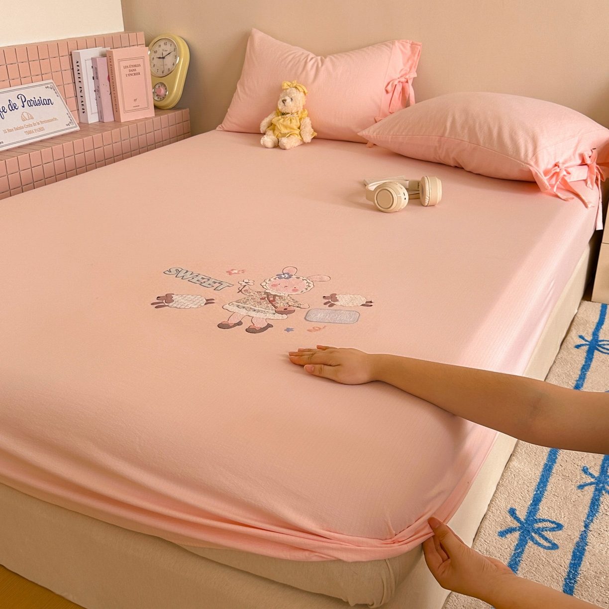 91家纺网 家纺一手货源 找家纺 漫仙阁家纺 2025新品云朵棉可爱风卡通烫画单床笠枕套三件套 兔小姐