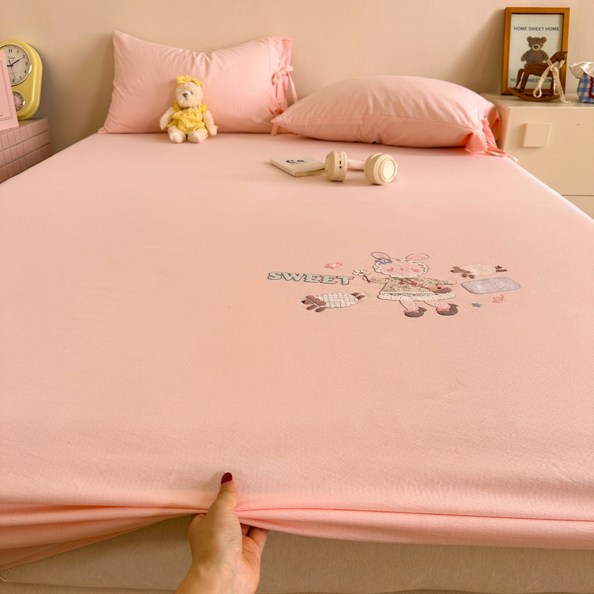 91家纺网 家纺一手货源 找家纺 漫仙阁家纺 2025新品云朵棉可爱风卡通烫画单床笠枕套三件套 兔小姐