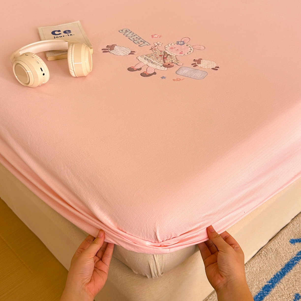 91家纺网 家纺一手货源 找家纺 漫仙阁家纺 2025新品云朵棉可爱风卡通烫画单床笠枕套三件套 兔小姐