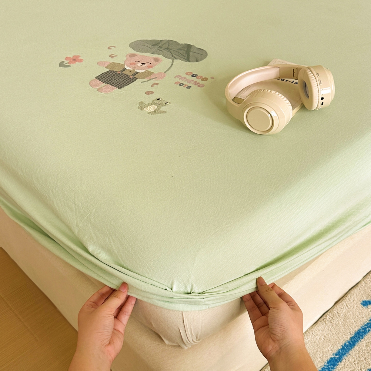 91家纺网 家纺一手货源 找家纺 漫仙阁家纺 2025新品云朵棉可爱风卡通烫画单床笠枕套三件套 小青蛙