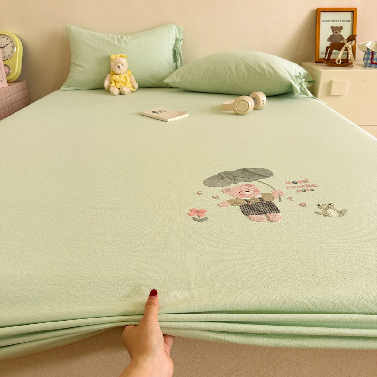 91家纺网 家纺一手货源 找家纺 漫仙阁家纺 2025新品云朵棉可爱风卡通烫画单床笠枕套三件套 小青蛙