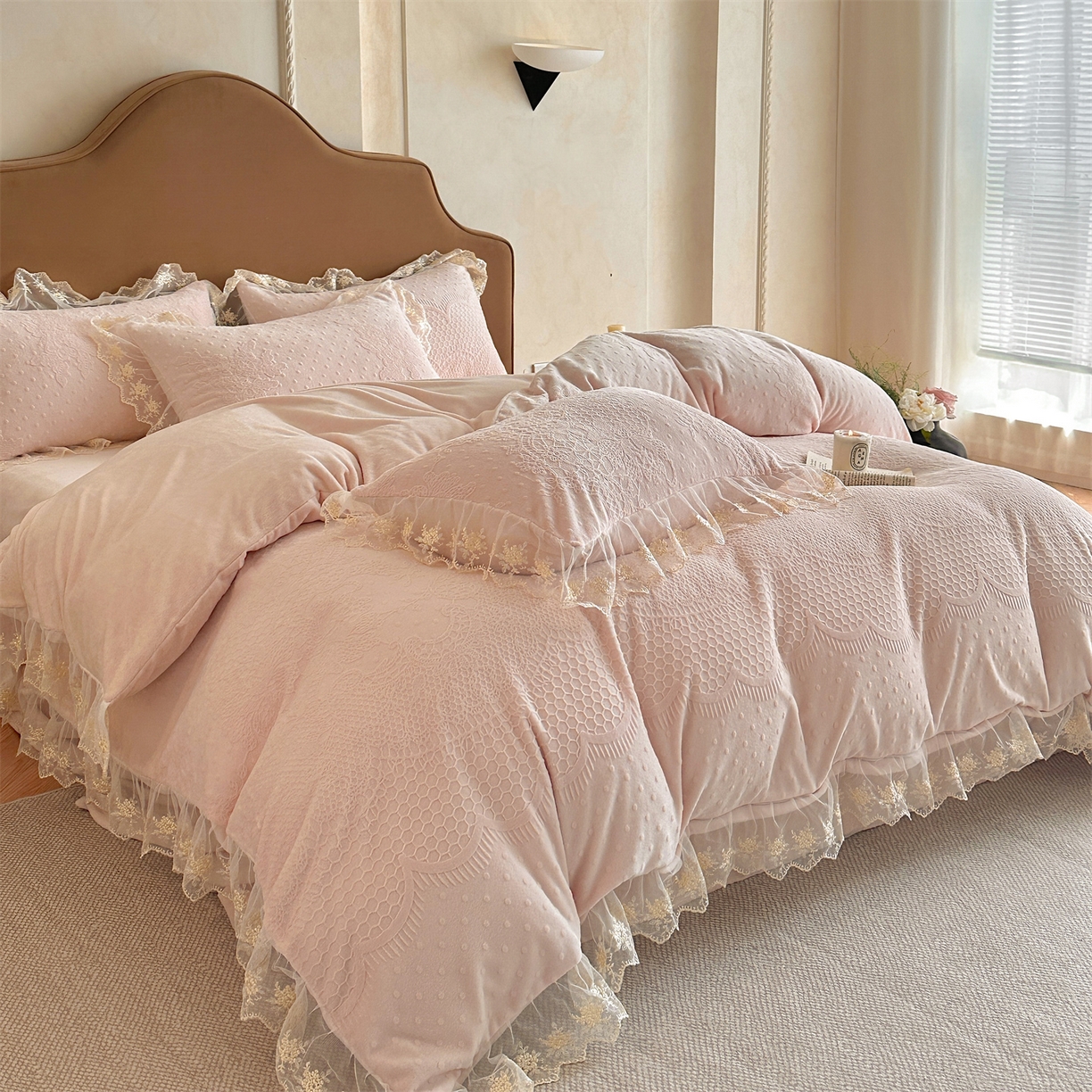 91家纺网 家纺一手货源 找家纺 爱家（原缔乐家纺） 2025新款A类牛奶雕花绒四件套 铃兰花+奶油芝士系列（床盖加20）奶油芝士-公主粉