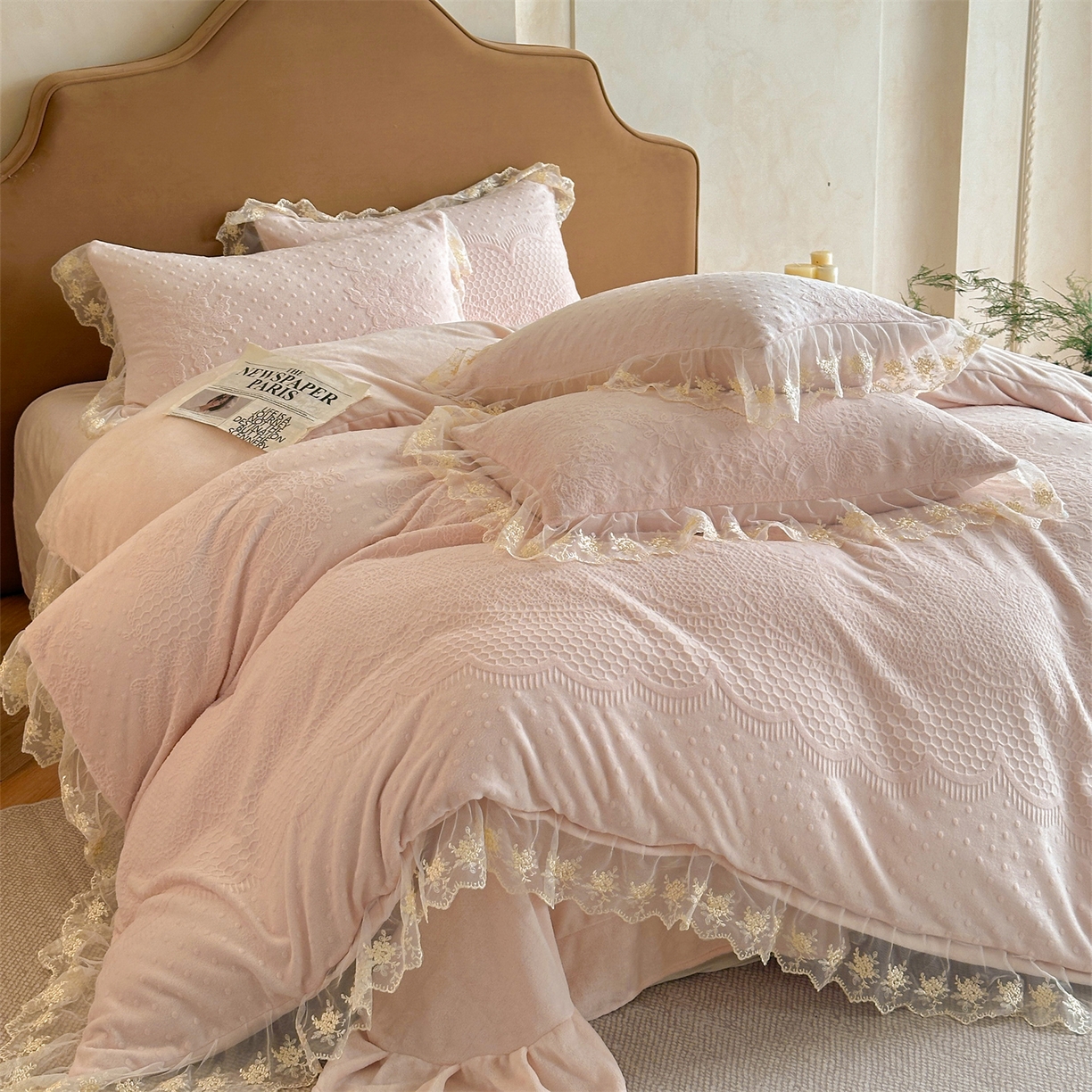 91家纺网 家纺一手货源 找家纺 爱家（原缔乐家纺） 2025新款A类牛奶雕花绒四件套 铃兰花+奶油芝士系列（床盖加20）奶油芝士-公主粉