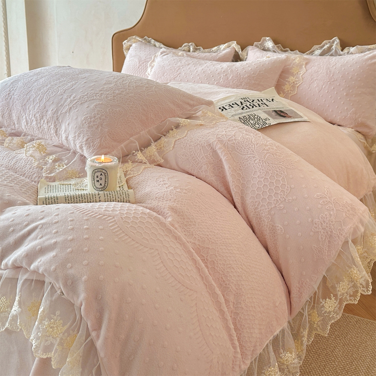 91家纺网 家纺一手货源 找家纺 爱家（原缔乐家纺） 2025新款A类牛奶雕花绒四件套 铃兰花+奶油芝士系列（床盖加20）奶油芝士-公主粉