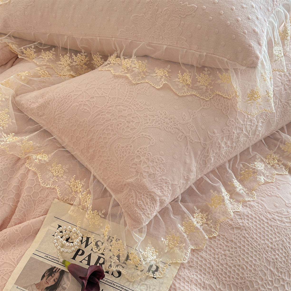 91家纺网 家纺一手货源 找家纺 爱家（原缔乐家纺） 2025新款A类牛奶雕花绒四件套 铃兰花+奶油芝士系列（床盖加20）奶油芝士-公主粉