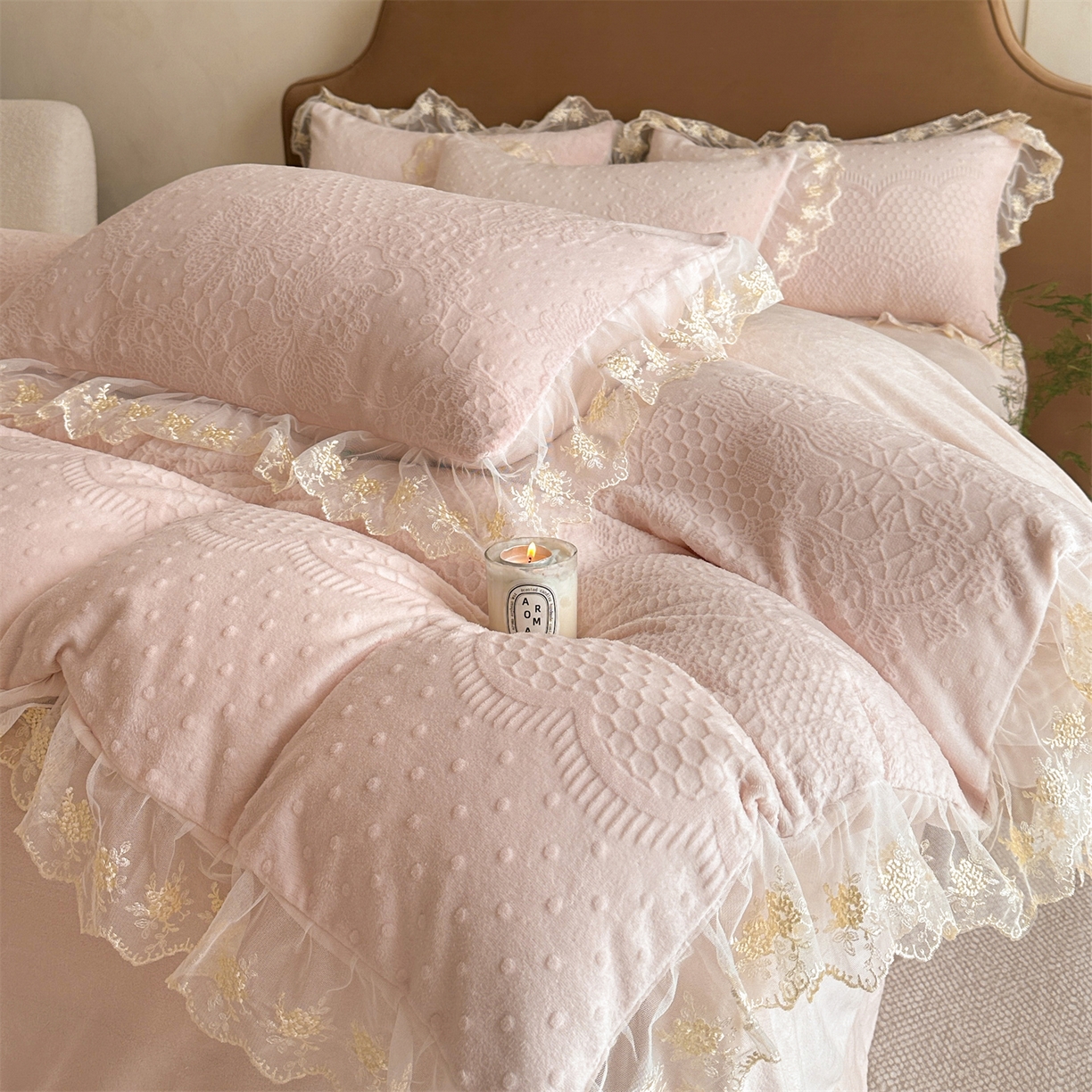 91家纺网 家纺一手货源 找家纺 爱家（原缔乐家纺） 2025新款A类牛奶雕花绒四件套 铃兰花+奶油芝士系列（床盖加20）奶油芝士-公主粉