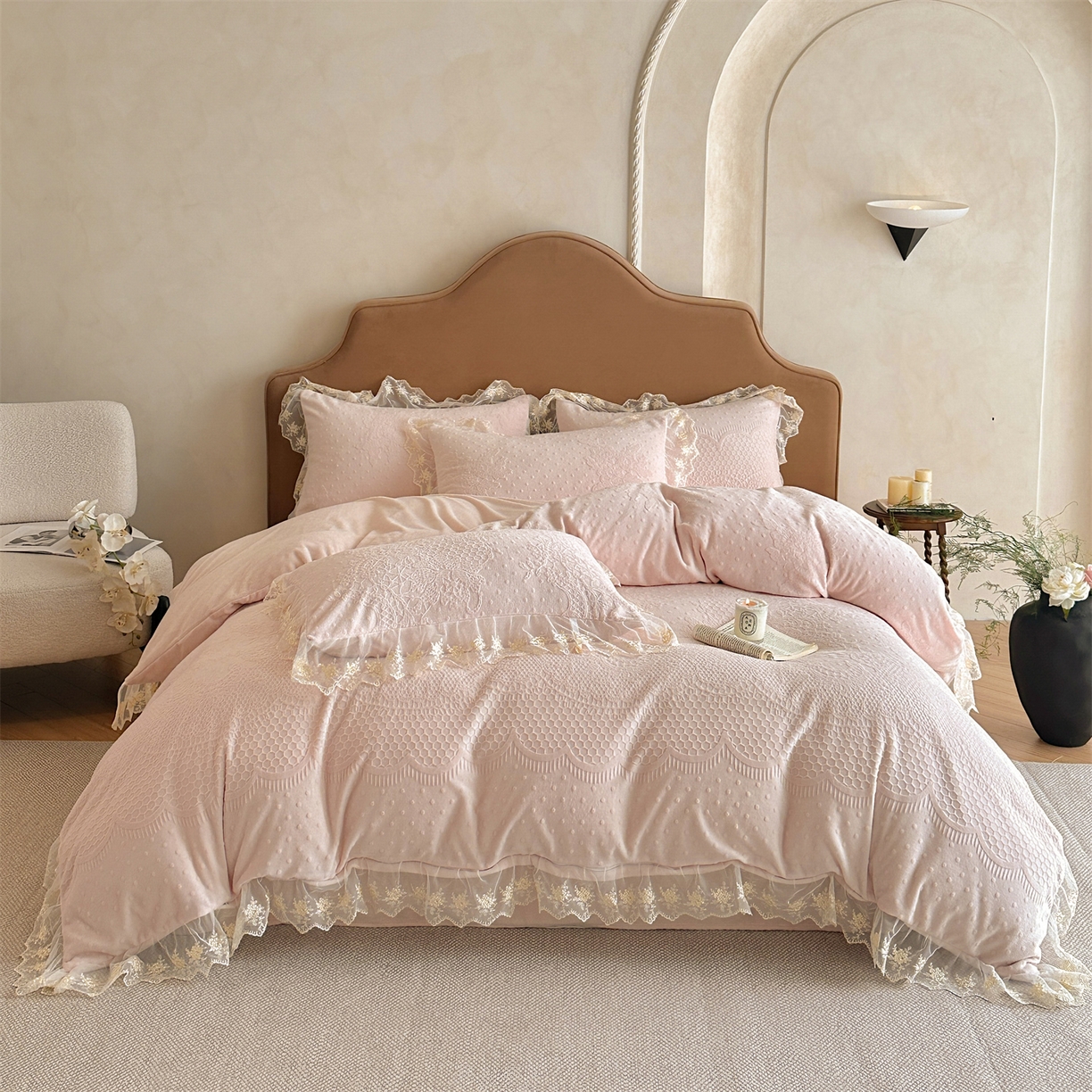 91家纺网 家纺一手货源 找家纺 爱家（原缔乐家纺） 2025新款A类牛奶雕花绒四件套 铃兰花+奶油芝士系列（床盖加20）奶油芝士-公主粉