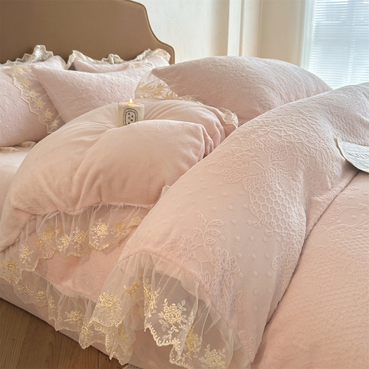 91家纺网 家纺一手货源 找家纺 爱家（原缔乐家纺） 2025新款A类牛奶雕花绒四件套 铃兰花+奶油芝士系列（床盖加20）奶油芝士-公主粉